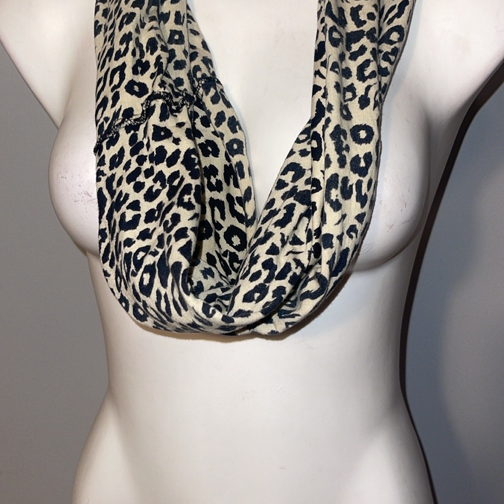 Ladies leopard print looping/infinity scarf. One size. - Picture 3 of 4